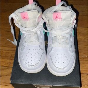 - Air Jordan 1 mid Paint Drip